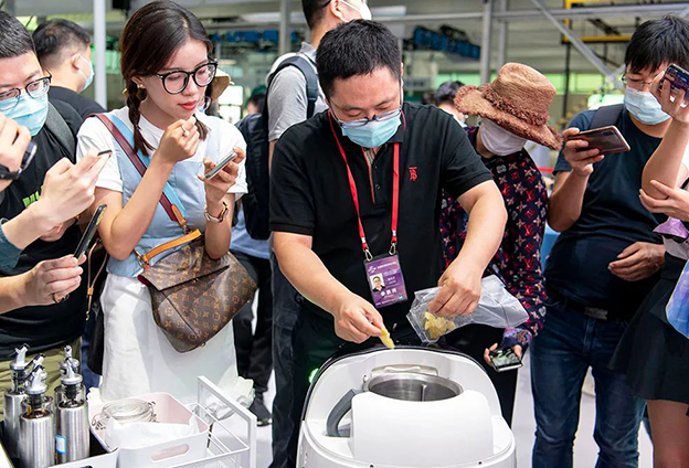 服贸会上自动炒菜机器人大秀厨艺 服贸会上自动炒菜机器人大秀厨艺