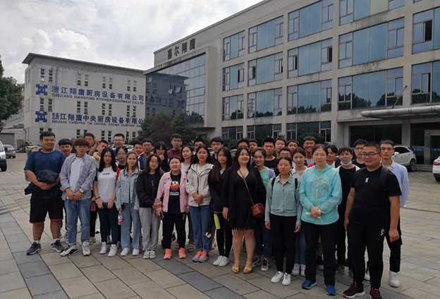 9月,高校学员来我司参观实习 9月,高校学员来我司参观实习